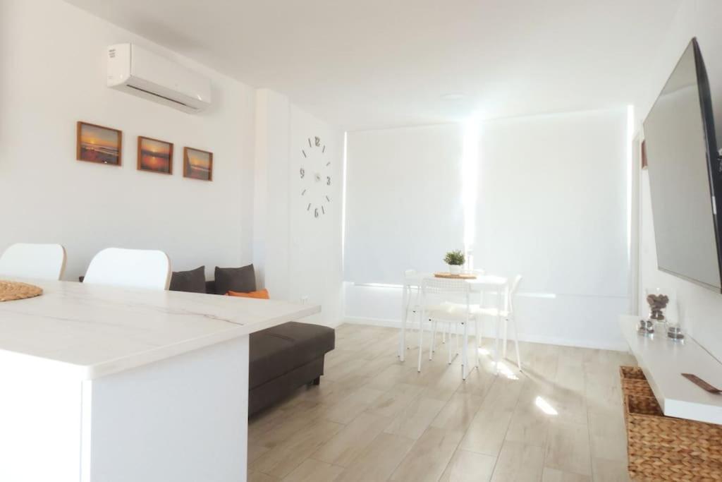 Newly Refurbished Beachfront Apartment. San Bartolomé المظهر الخارجي الصورة